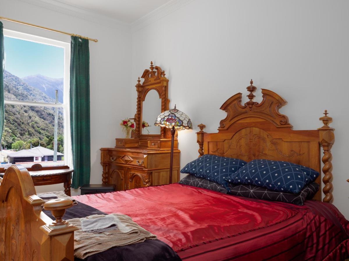 Stagecoach Hotel 3*